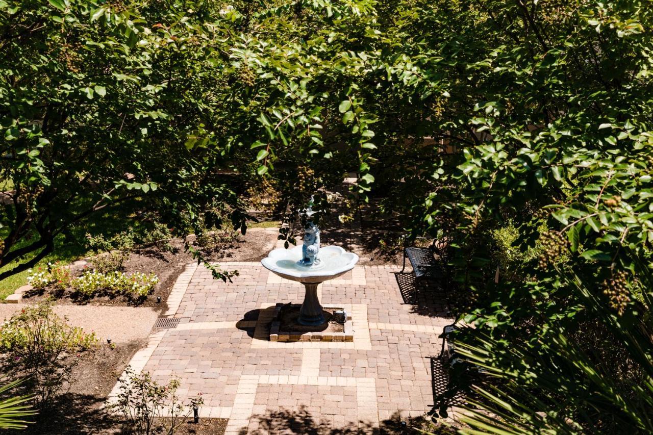 Vineyard Court Designer Suites Hotel College Station Exterior foto