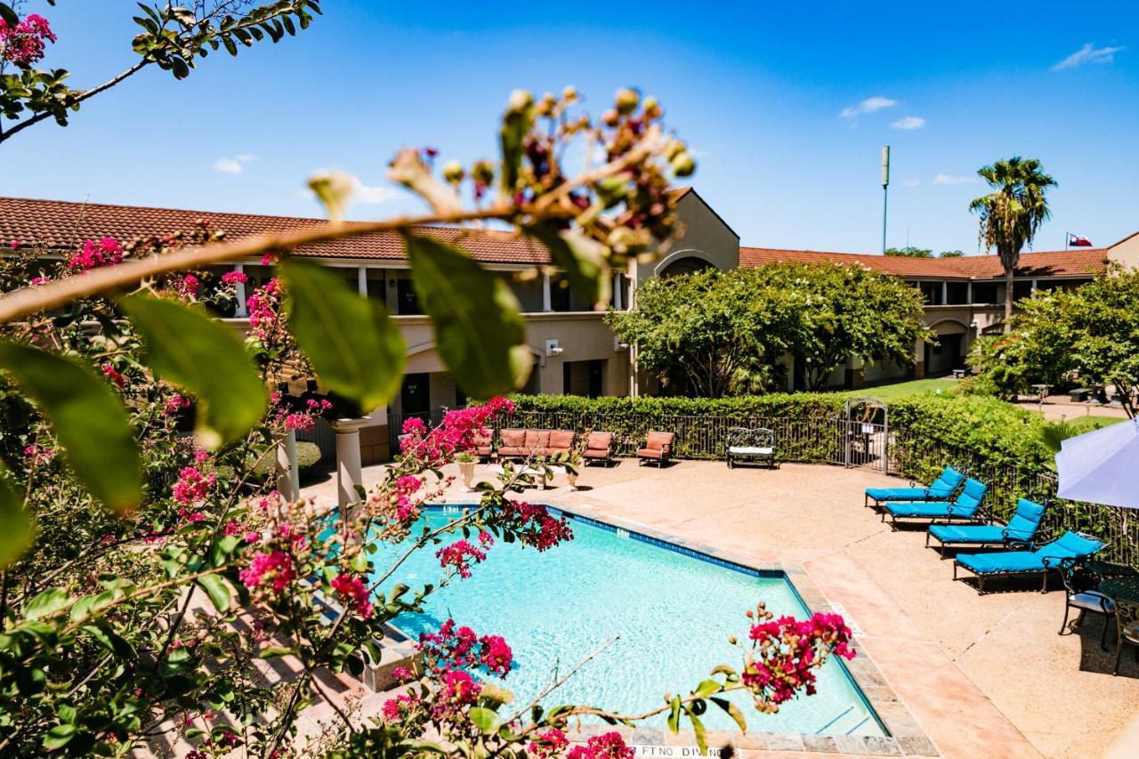 Vineyard Court Designer Suites Hotel College Station Exterior foto