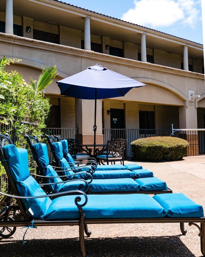 Vineyard Court Designer Suites Hotel College Station Exterior foto
