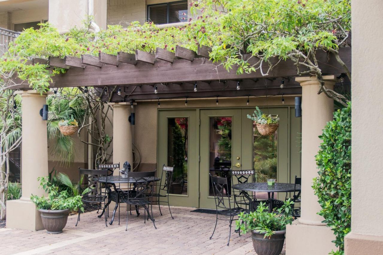 Vineyard Court Designer Suites Hotel College Station Exterior foto