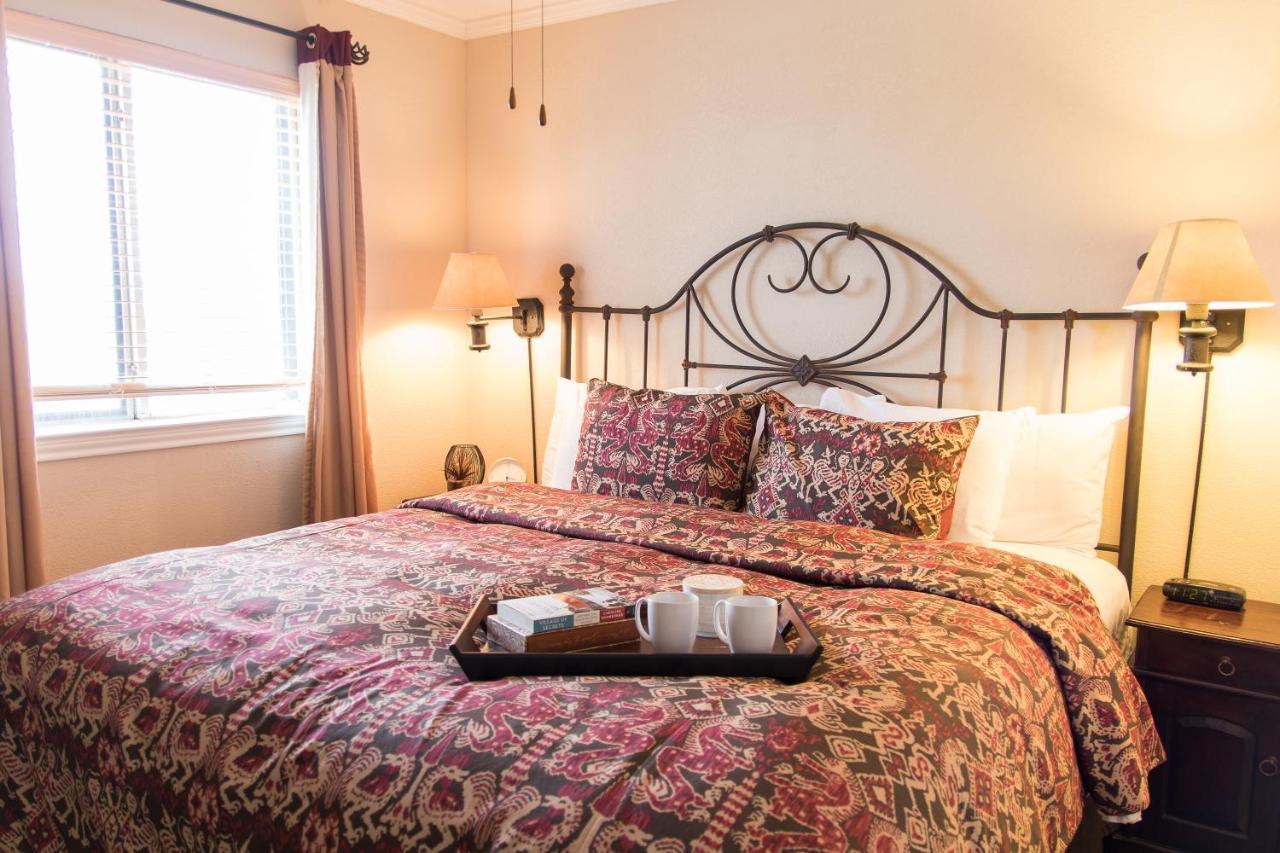 Vineyard Court Designer Suites Hotel College Station Exterior foto